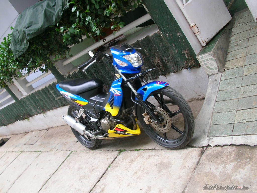 Photo 1075896