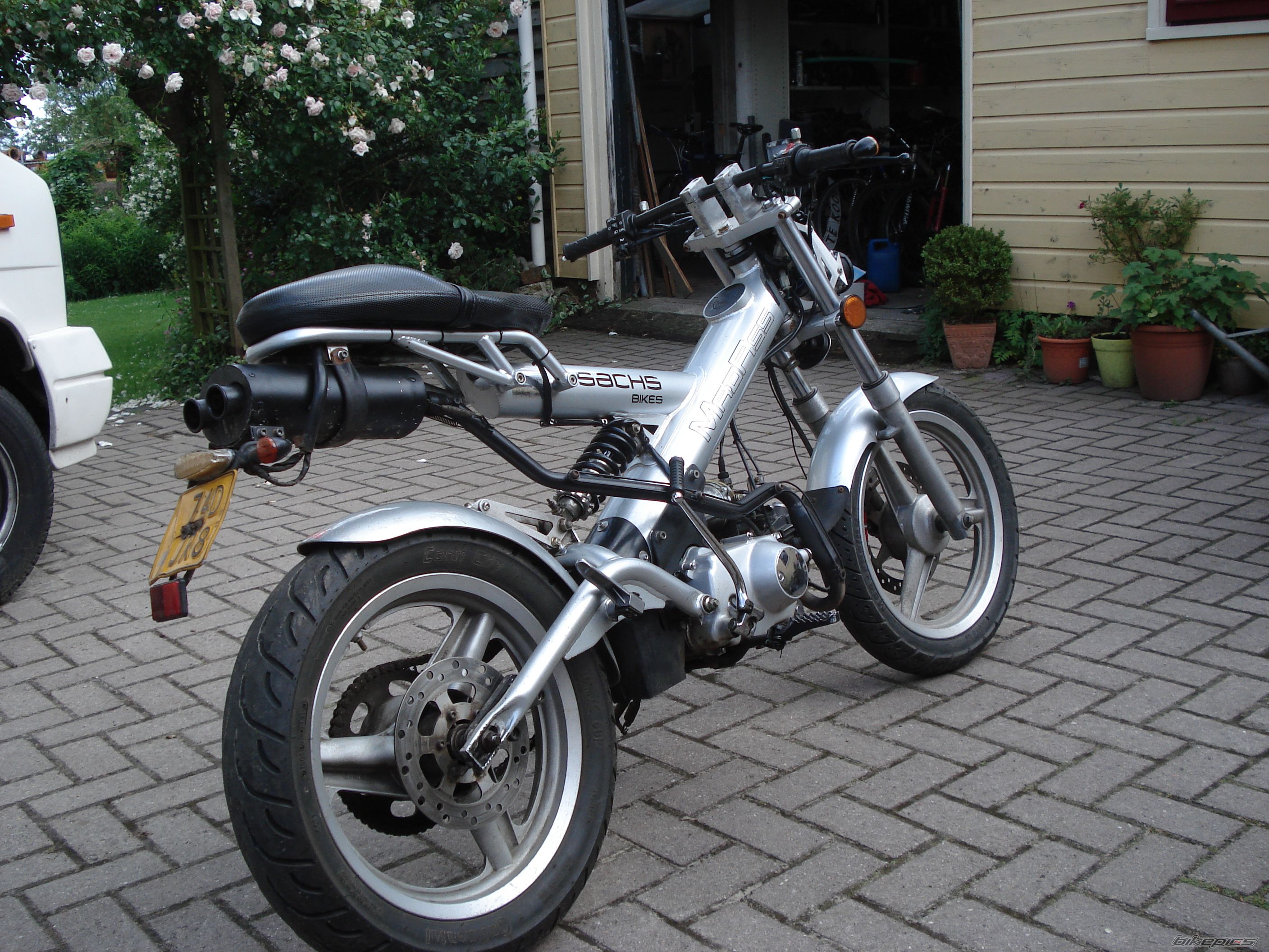 Photo 1351636