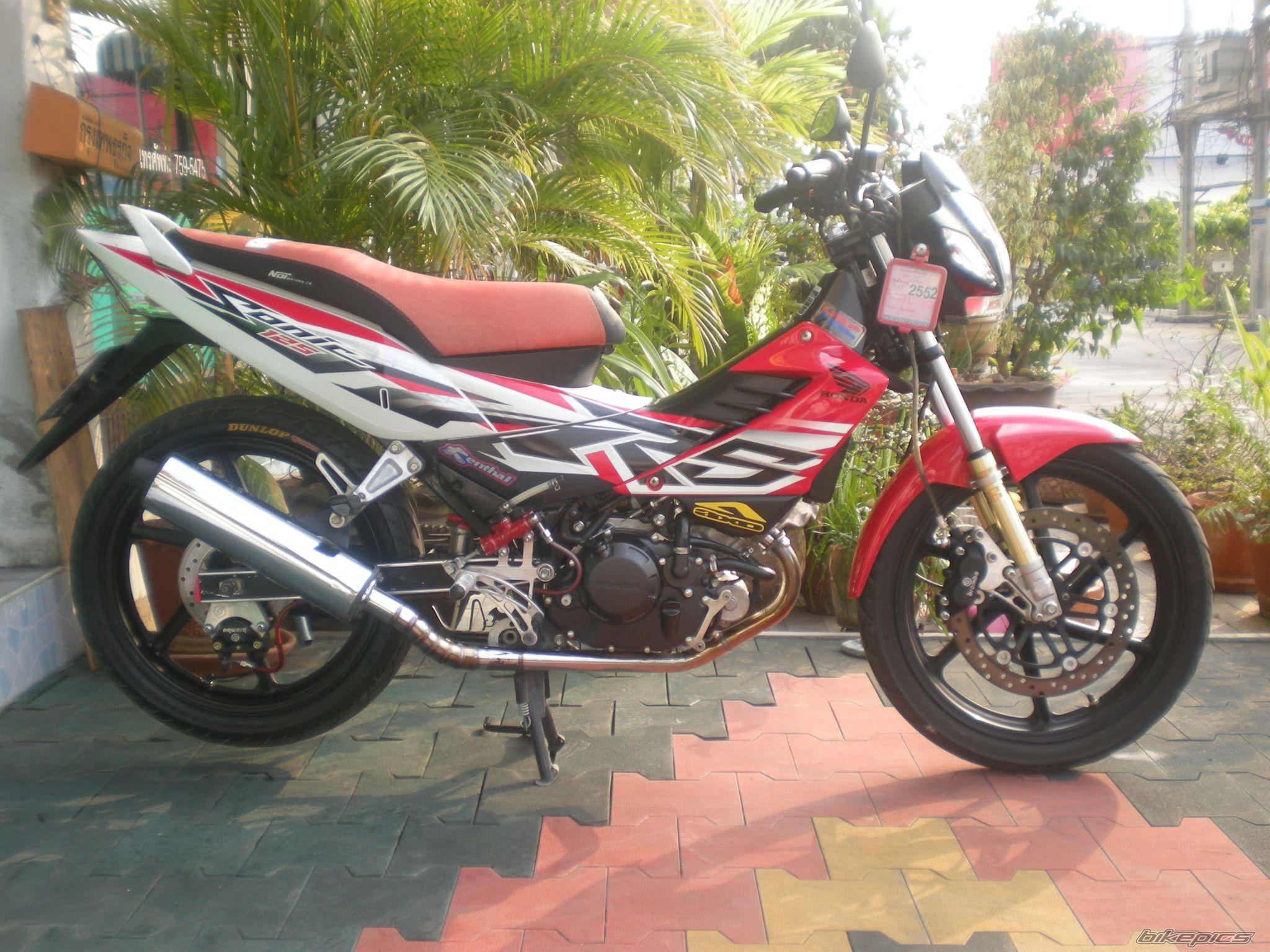 Photo 1584915