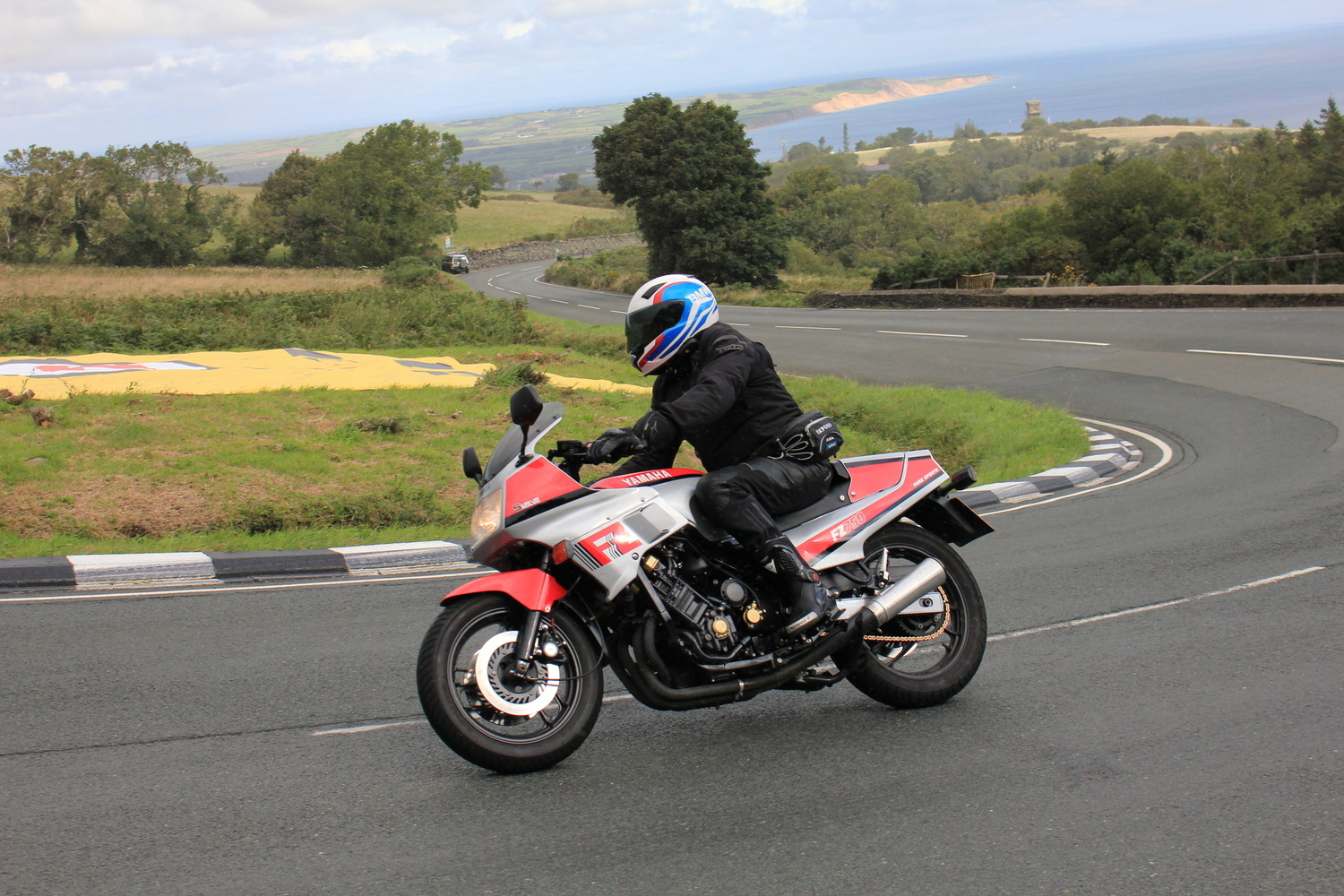 FZ 750